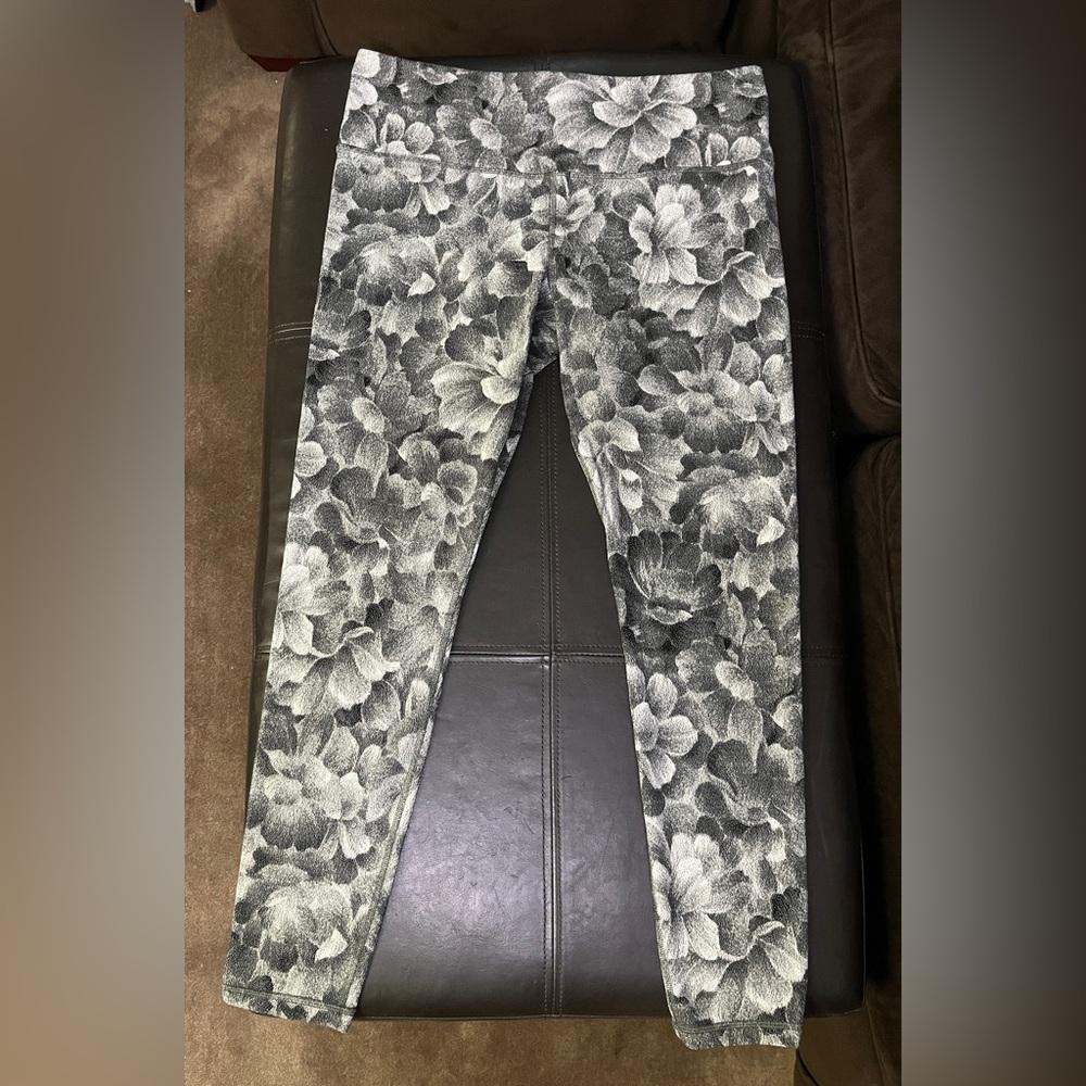 Athleta Elation Textures Tight Black White Flora